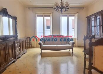 CENTRO STORICO – Pressi Corso Italia – Appartamento al 3°p. c/a – 100mq ca. – 3 vani+acc+lavanderia