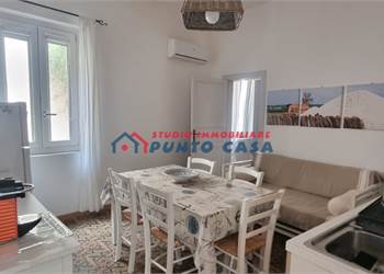 CENTRO STORICO - Pressi Piazzetta Cuba -  N° 2 appartamenti in uno – 2° e ultimo p. s/a – 90 mq ca. 