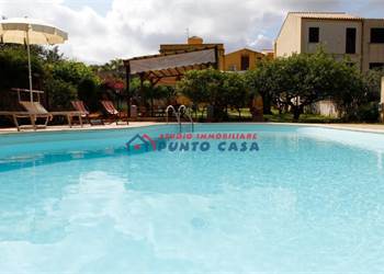 PACECO – Villa con piscina - 400mq ca. su due elevazioni + 1.000mq ca. di spazio esterno