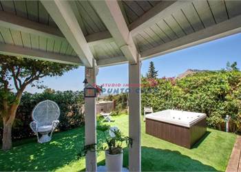 VALDERICE - Villa libera su 4 lati P.T e 1°P. – 180 mq ca. - 4 vani + acc. + giardino