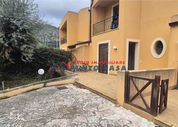 BONAGIA – Villetta P.T. + 1°P – 230mq ca. – 4 vani + acc. + verande + giardino. Buone condizioni